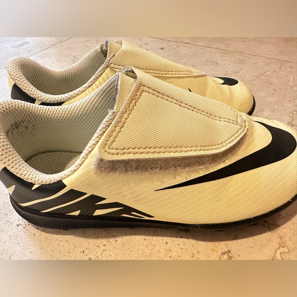 Nike Little Kids' Jr. Mercurial Vapor 15 Club Hook N Loop Soccer Shoes